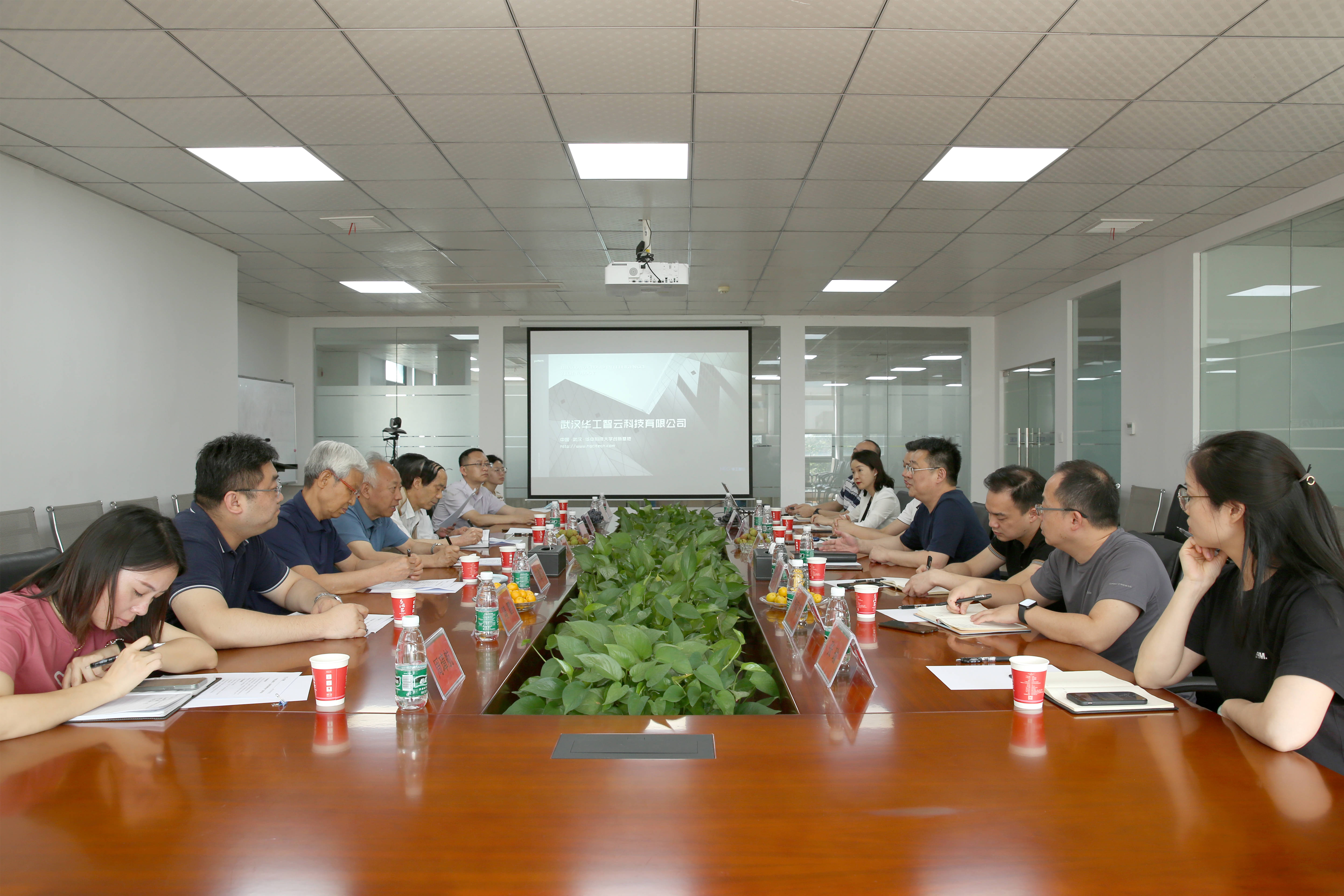 武汉市关工委领导一行莅临888集团6008参观考察指导工作 